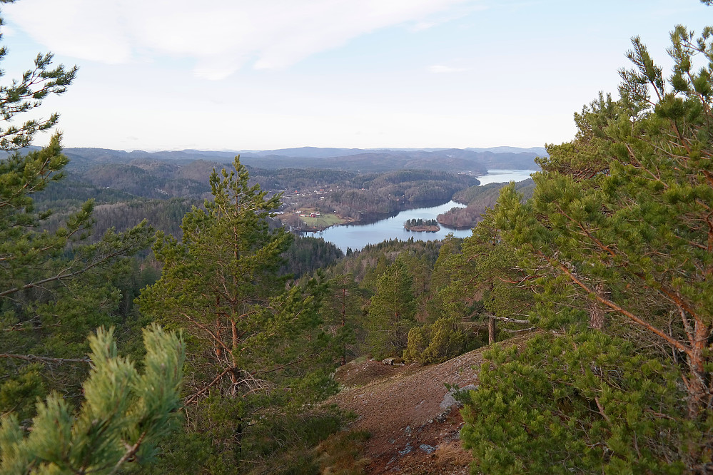 Mot nordvest fra Nesskjeggen (249). Kjose ligger til venstre for det nærmeste vannet, som er Nesfjorden.