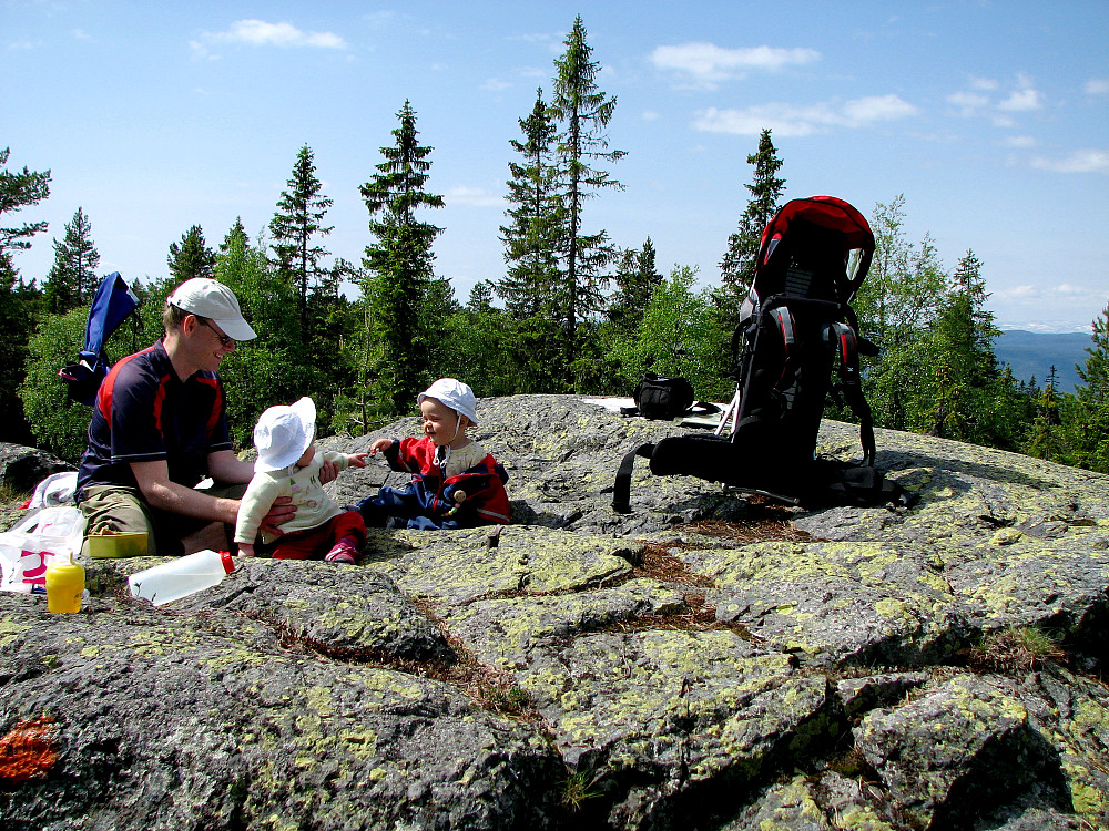 På toppen av Snaukollen (661), vest i Finnemarka. Frida og Erling med datter.