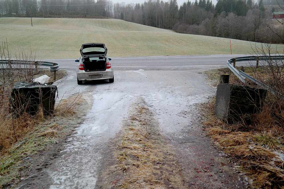 Rimete glattis på brua i avkjøringen til Skår. På steinblokka til venstre ligger kjettingen og låsen. Det gjør det litt utrygt å parkere innenfor kjettingen...