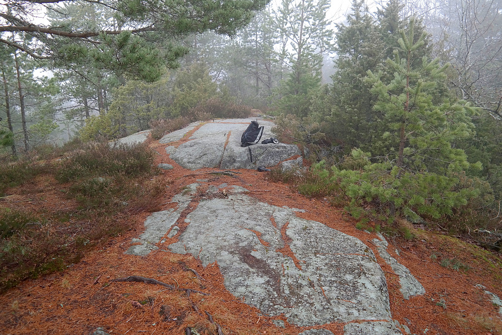 Trig.punkt på toppen av Sjøssfjell (144). Boltene kan ses i fjellet bak ryggsekken.