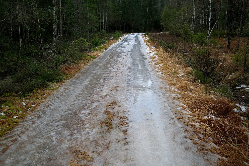 Var nære på at jeg dro opp broddene fra sekken her, men det var kurant å gå i kanten på veien. Totalt var det en del mindre is enn bar vei, så brodder var unødvendig.