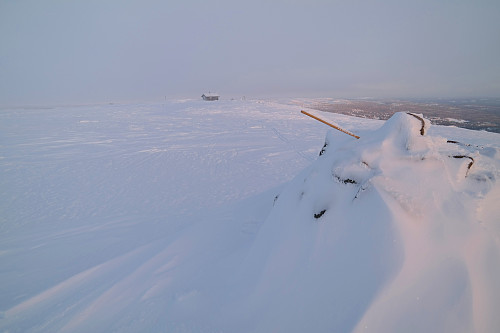 Toppvarden på Nevelfjell (1091) i forgrunnen til høyre, med Nevelhytta i bakgrunnen.