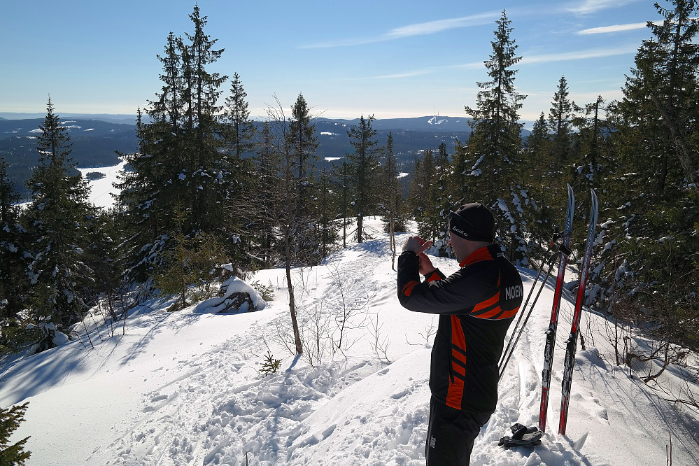 Jakob på trig.punktet på Kikut (612). Litt til høyre i bakgrunnen ses Tryvannshøgda (534) med alpinbakker og høye master.