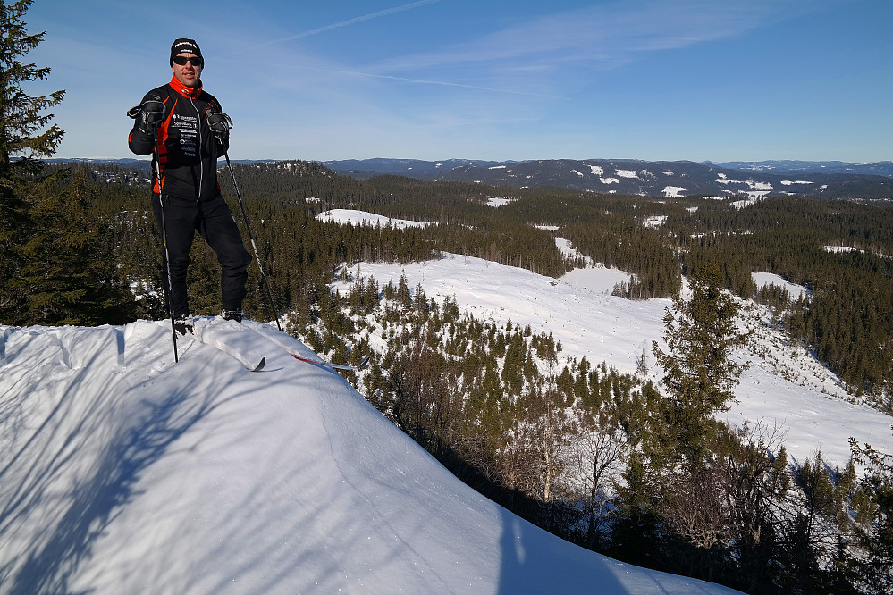 På toppen av Kikut (614), drøyt 50 m nordvest for trig.punktet. Utsikt mot nordvest. Her går det bratt ned til høyre for Jakob.