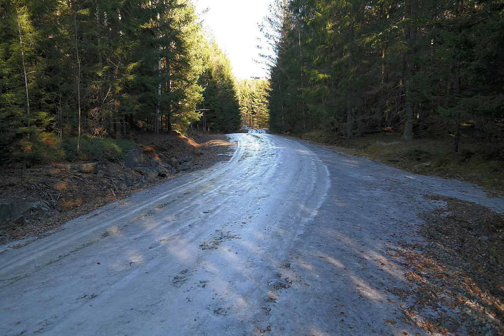 Denne isen var særdeles glatt. Bilen ses i enden av veien i bakgrunnen. Foran den skimtes den låste bommen.