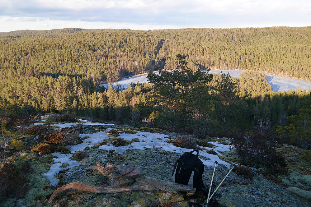 Utsikt ned mot det islagte Hølevann fra Hølvannsknatten (291).