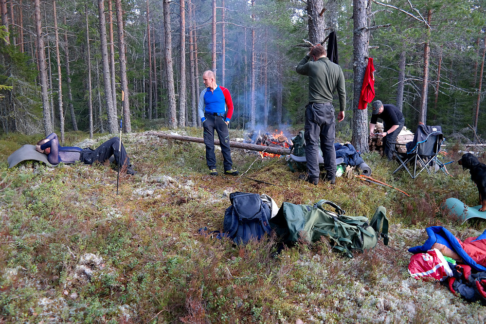 Morten og Øyvind kom opp kvelden i forveien og etablerte bålplassen, og sov ute på natta. Her på mandag ettermiddag har resten av oss ankommet, og grillingen kan snart begynne. Men først en liten tur bort på toppen av Høgåsen (433)...