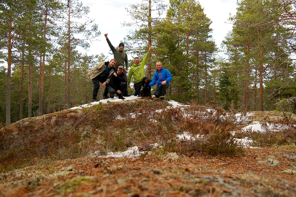Hele gjengen pluss hunden til Jørn samlet på toppen av Høgåsen (433).