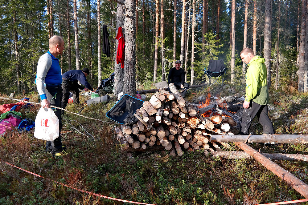 En solid vedstabel var opparbeidet i løpet av ettermiddagen. Vi klarte faktisk ikke å fyre opp all veden, selv om Morten gikk litt amok utpå kvelden og lagde et kjempebål.