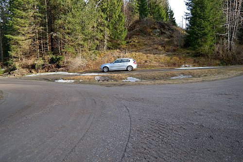 Parkering på en stikkvei/snarvei i krysset mellom Nordre og Søndre Slettingdalen.