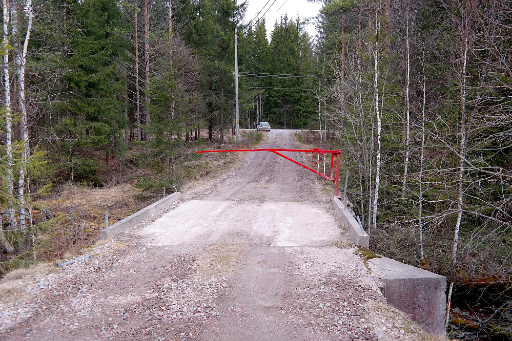 Brua over Gropelva med den låste bommen. Bilen ses lengre bak, parkert i avkjøringen ved fylkesveien.