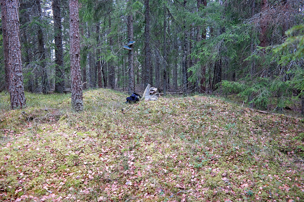 Toppvarden på Svarvestolåsen (329). Et par joggesko henger klare for de som måtte komme opp hit barbeint eller i sokkelesten.