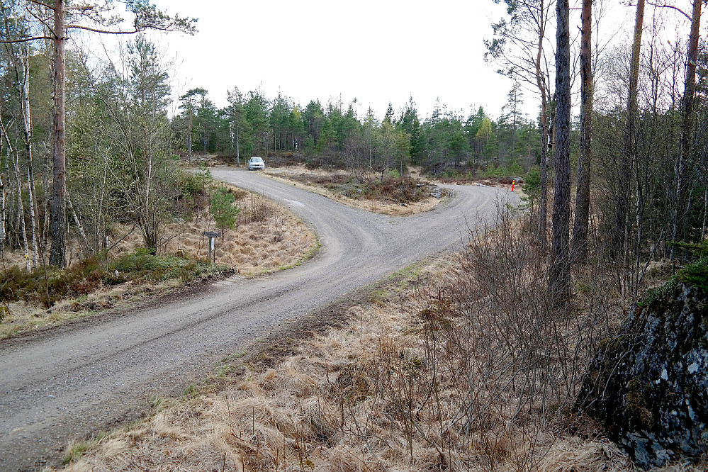 Her ender veien inn i Vestfjella. Der jeg har parkert er det plass til noen biler. Legg merke til skiltet formet som fisk før rundkjøringen, til venstre for veien. På skiltet står det "Skotjern 2". Slike skilt var det mange av langs grusveien.