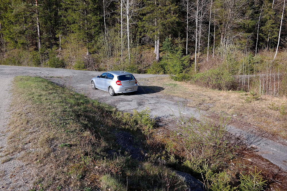 Parkering sør for Grislingås. Grusveien jeg fulgte, som er stengt med bom, forsvinner ut av bildet oppe til høyre.