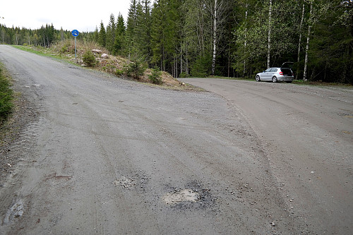 Parkering langs veien helt til høyre, mens veien mot Nedre Fløtten går oppover til venstre i bildet.