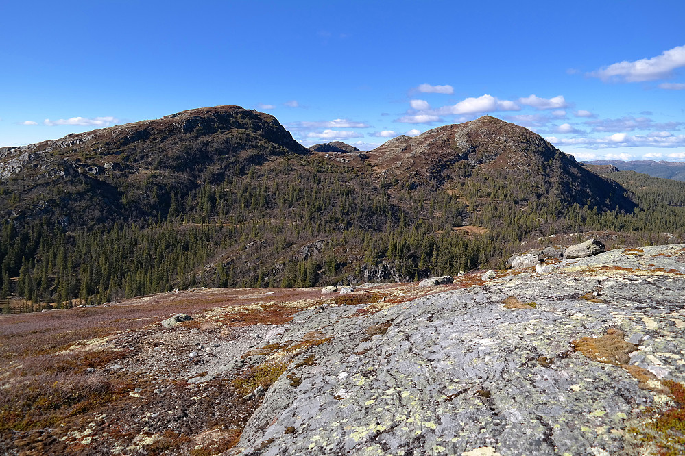 På Langelifjell (1042). Mot Skomakernatten (1123), som er til venstre i bakgrunnen, og Anfinnatten (1130) til høyre.