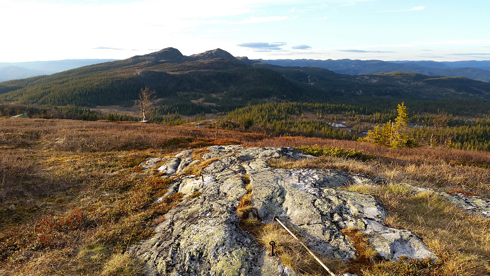 Trig.punktet på Kollenatten (1023) på fjellet i forgrunnen. De to markerte toppene bak er til venstre Skomakernatten (1123), og Anfinnatten (1130) til høyre.