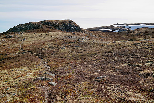 På vei opp mot Nordøst for Hallingnatten (1262), som er til venstre. Lengre bak og til høyre ses selve Hallingnatten (1314).