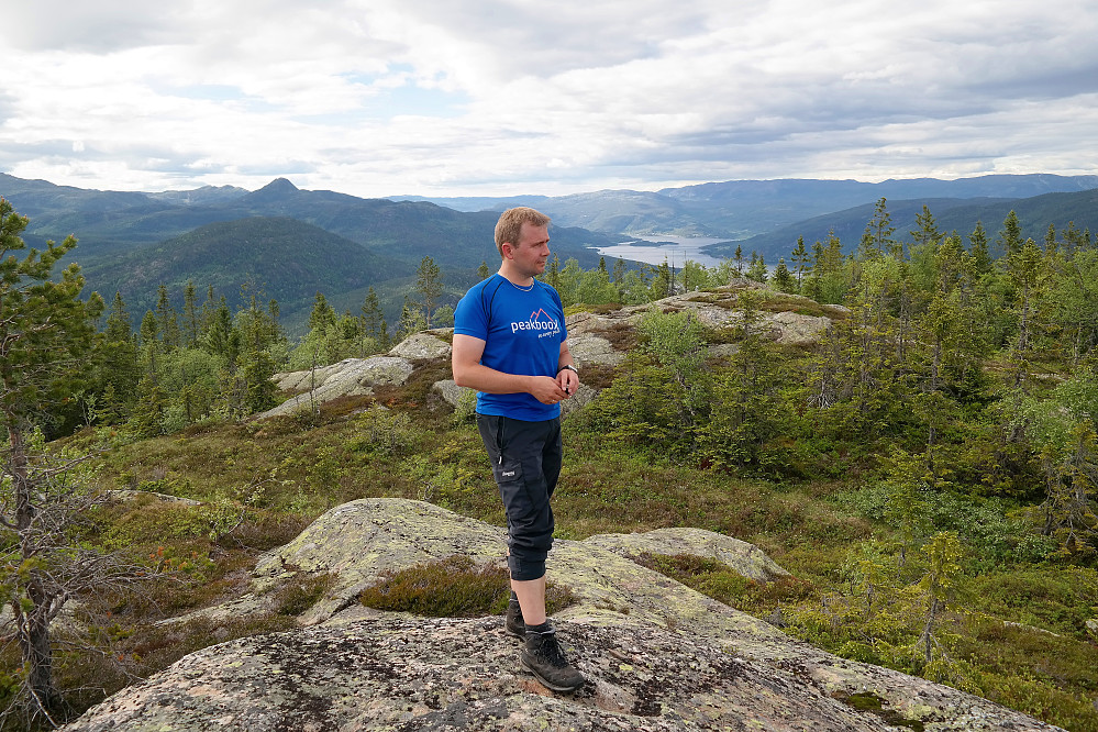 På Vesle Blodfjell (747) med utsikt nordover. Den markante toppen bak til venstre er Hestgjuvnatten (1068).