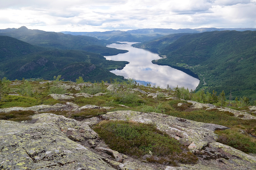 Nydelig utsikt over nordre del av innsjøen Krøderen. Her står vi omtrent 170 meter nord for toppen av Store Blodfjell NV (743).