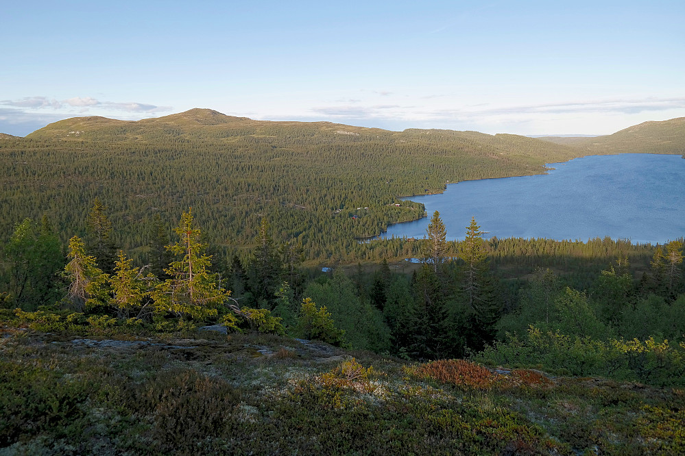 Vi skuer østover etter å ha gått opp motbakken i østsiden på Velebufjellet. Sørkjevatn til høyre. Bak til venstre er Senhovd (1142) høyest, med Veslesenhovd (1083) lengst til venstre.