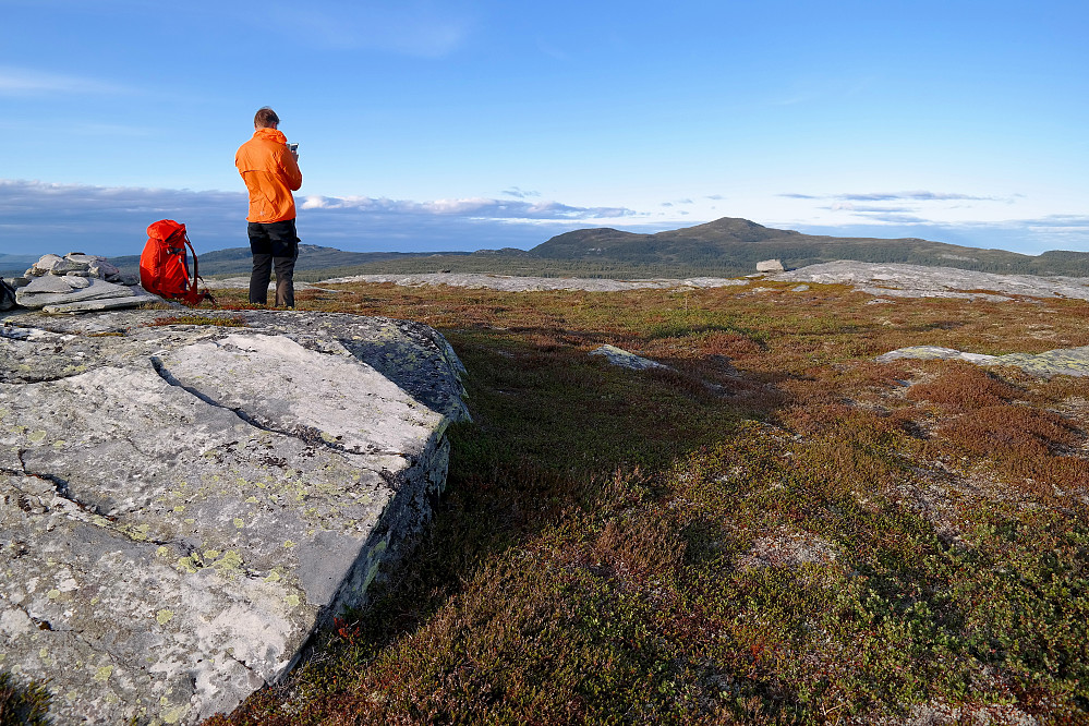 Øyvind i kveldssola på toppen av Velebufjellet. Nå virket det langt til Senhovd (1142), som ses bak til høyre.