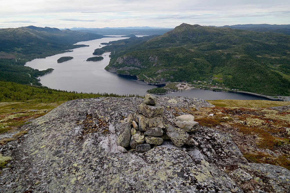 Tunhovdfjorden sett fra toppen av Solheimfjellet Nordøst (1153). Toppen til høyre for innsjøen er Skarpnor (1215).