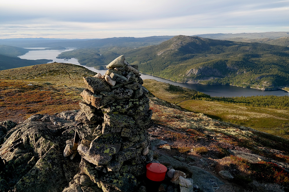 Toppvarden på Hestnatten (1200) helt i forgrunnen. Nedenfor i bakgrunnen er Tunhovdfjorden. Fjellet til høyre i bildet er Skarpnor (1215).