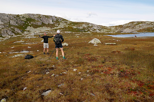 Ved Bletjønnan, som er bak til høyre. I forgrunnen til høyre ses noe av den modne og nesten modne multen vi kom over. 