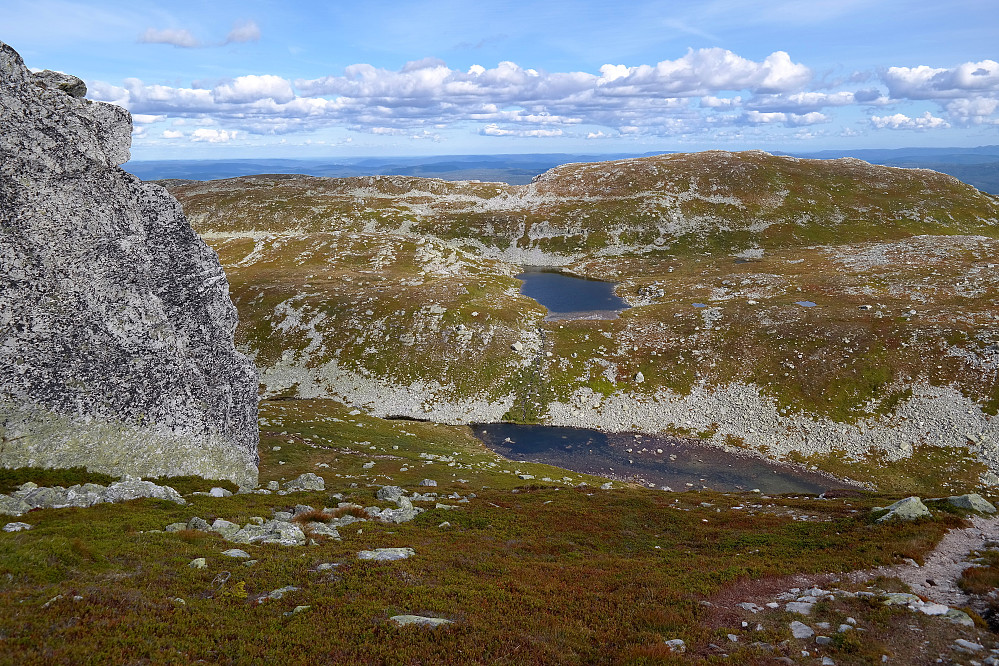 Vi er på vei ned fra Store Ble (1342) mot vannet nederst på bildet. Deretter fortsatte vi opp til Bledalsrinden (1306), som er toppen til høyre i bildet.