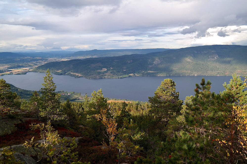 Den store innsjøen Eikeren sett fra Gunhildrudknatten. På andre siden av Eikeren, helt til høyre i bildet, er Sirikjerke (635).