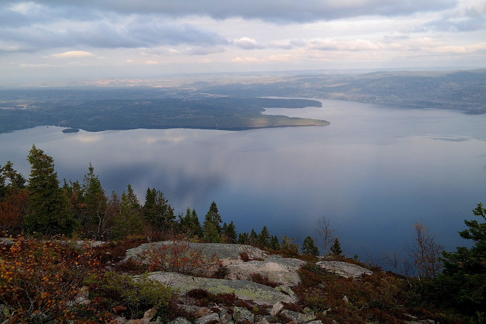 Noen meter nordøst for høyeste punkt på Skreikampen får man denne flotte utsikten over Mjøsa.