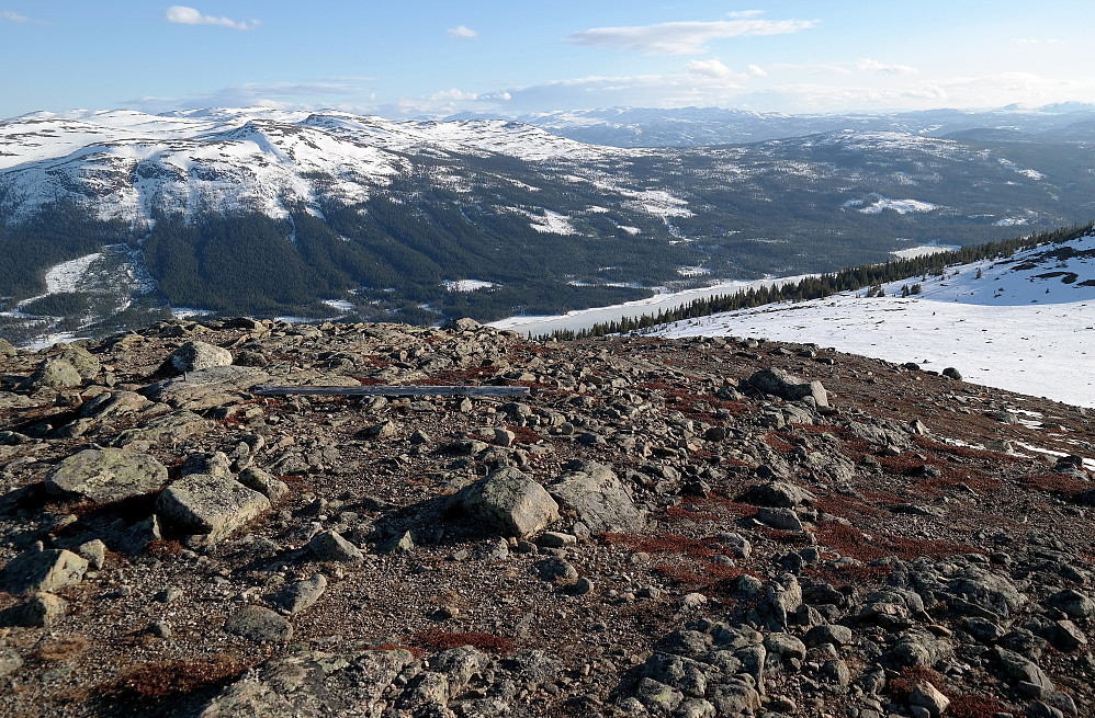 Ned mot dalføret Vassfaret fra toppen av Sæterknatten (1136). Man ser litt av innsjøen Aurdalsfjorden nede i dalen.