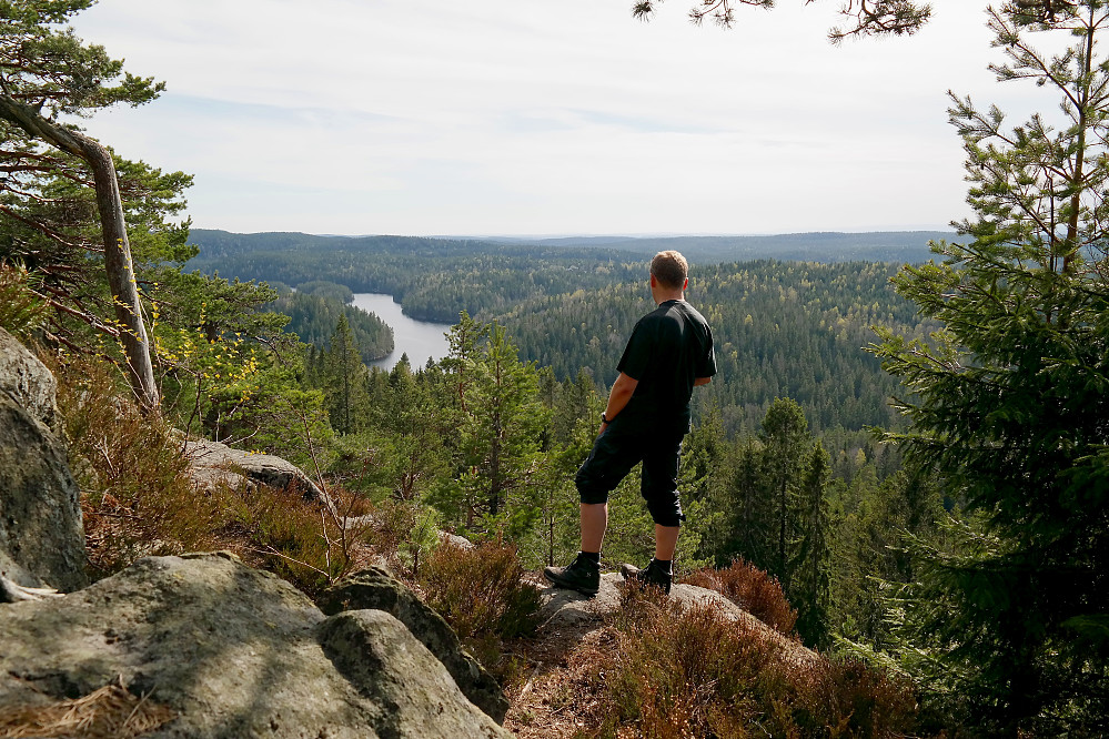 Utsikt sørover fra Tonekollen. Vannet vi ser er Mosjøen. Åsen til høyre for mitt hode er Pølseberget (313). Langt bak og helt til venstre i bildet ses Kjerringhøgda (349), som ble dagens siste topp. Zoomer man godt inn kan tårnet på toppen skimtes.