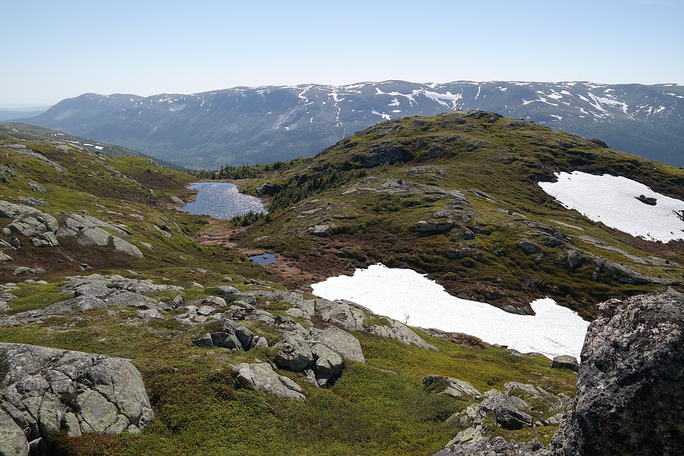 Utsikt mot sørvest fra høyde 1058, som ligger litt nordvest for Treknatten (1101). I bakgrunnen dominerer Storrustefjell (1224), med Bukollen (1121) ytterst til venstre.