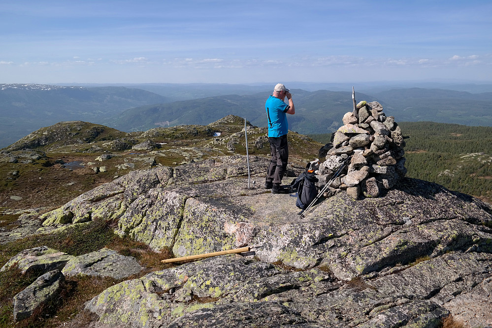 På toppen av Treknatten (1101). Tor kikker mot Nes hvor han bodde i barndommen. I bakgrunnen er bl.a. Hedalen.