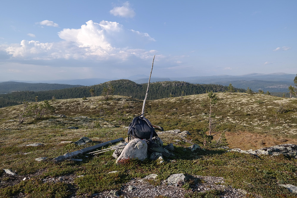 På toppen av Sørhovden (870). I bakgrunnen nokså midt i bildet er Nordhovden (865). Langt bak i det fjerne, like til venstre for pinnen i toppvarden, skimtes Sølen (1755).