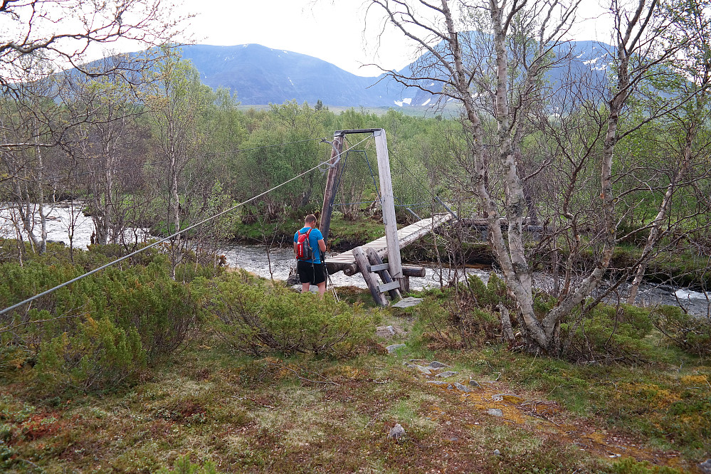 Morten og brua over elva Mistra, ved Sølenhytta.