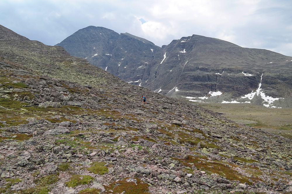 Morten midt i bildet, på vei oppover mot Nordre Sølen (1699). Høyest i bakgrunnen er Midtre Sølen (1755). Til høyre er Midtre Sølen Nordvest (1525).