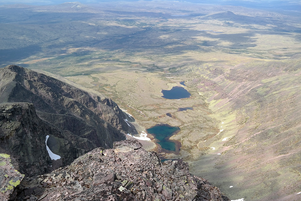 Ned i Nordre Sølenholet fra toppen av Midtre Sølen (1755). Høydeforskjellen til de små vannene nedenfor er nesten 700 meter.