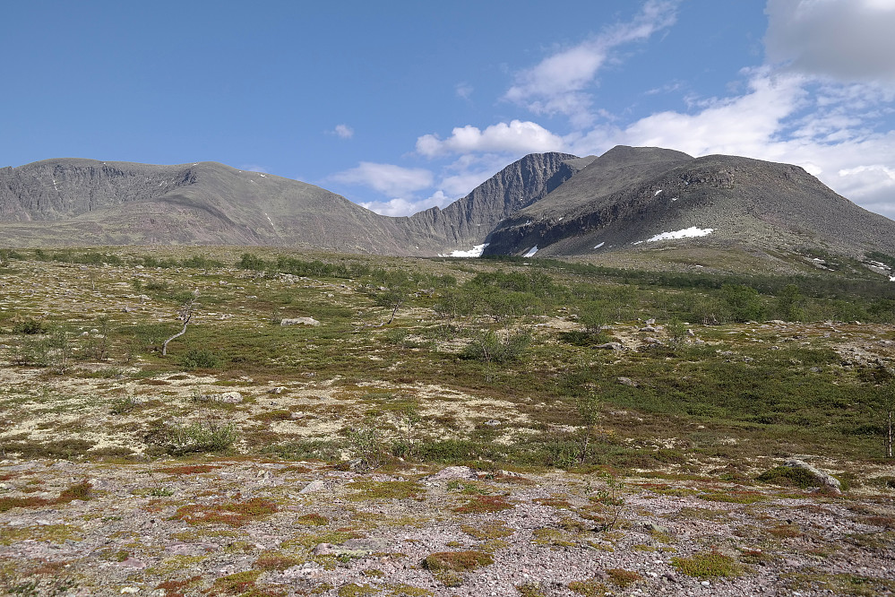 Tilbakeblikk mot Sølenmassivet idet vi nærmer oss skogen og ikke har så langt igjen til Sølenhytta. Fra Sølenhytta og opp gjennom skogen går det en tydelig, men umerket sti, som vi fulgte både oppover og nedover, men mest på vei opp. Denne umerkede stien møter den merkede stien som går langs nordsiden på Sølenmassivet.