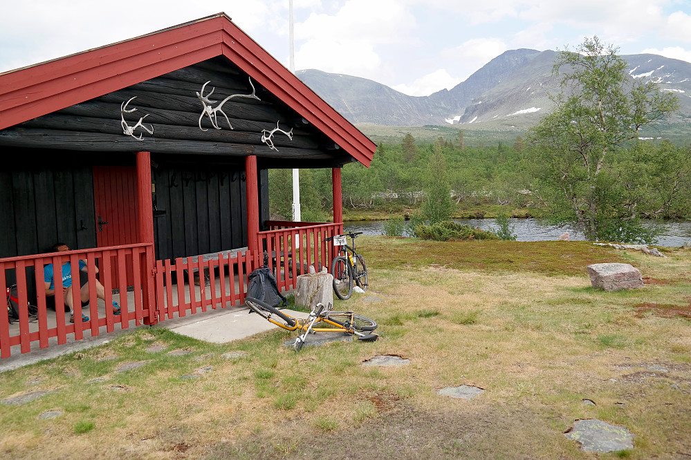 Sølenhytta, som består av flere bygninger enn denne. Vi tar en kort pause før vi skal sykle fra myggen og tilbake til bilen ved Nysætra (hvor det ventet flere mygg).