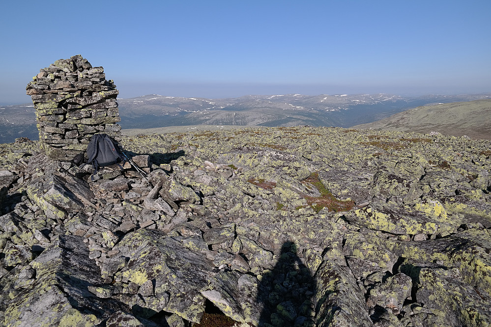 Utsikt mot vest fra toppen av Famphøgdene (1320). Fjellet i bakgrunnen litt til høyre for toppvarden, er Store Kvia (1350).