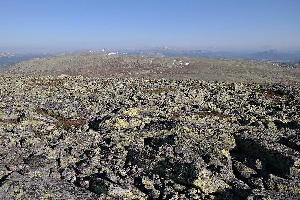 Mot nordvest fra toppen av Famphøgdene (1320). Midt i bildet kan Rondane skimtes i det fjerne.