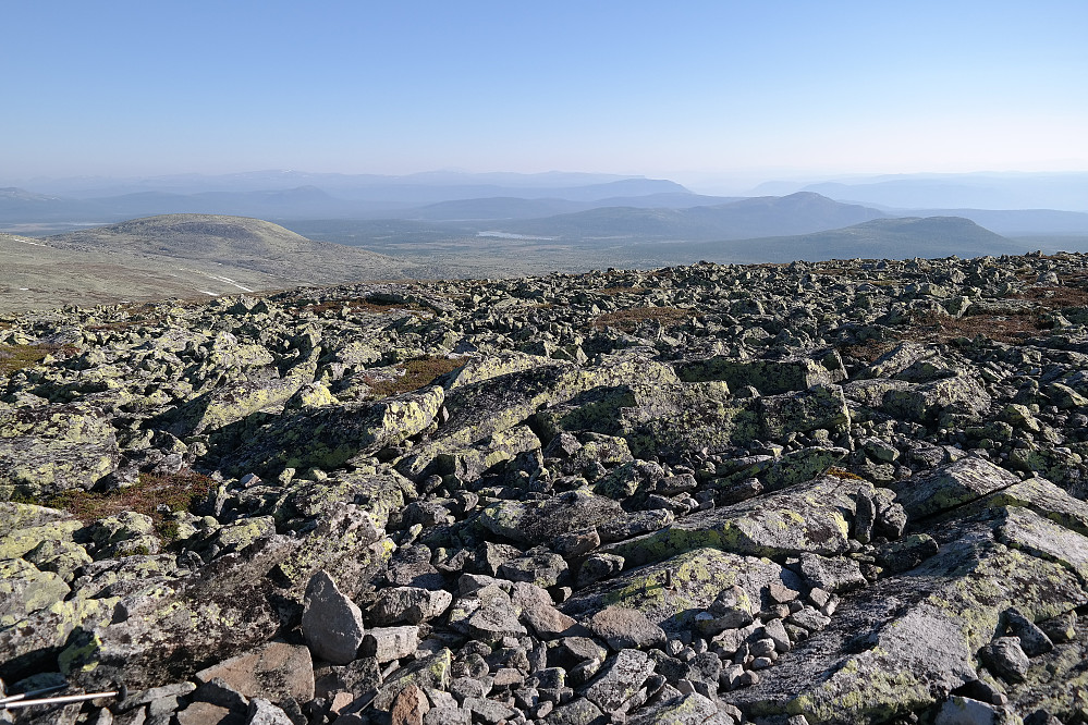 Utsikt nordover fra Famphøgdene. Kulen til venstre er Storvola (1198). Innsjøen i bakgrunnen midt i bildet er Løvåsvatnet. Bilen min står parkert på slettene hitenfor dette vannet.