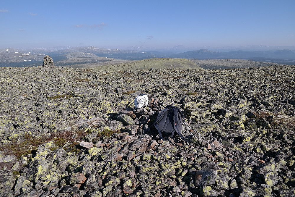 Denne lille steinrøysvarden med hvit stein øverst markerer omtrent hvor høyeste punkt på Piggvola (1289) er. Trig.punktet befinner seg ved den større varden noen meter lengre bak til venstre. Utsikt mot nordvest.