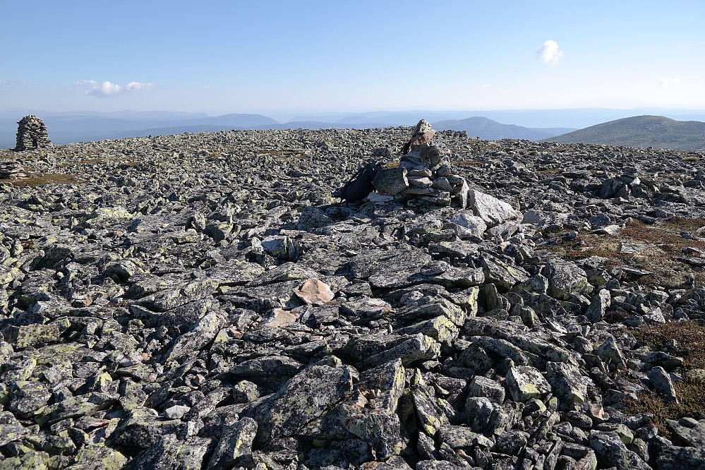 På Skarven (1252), med utsikt mot nordøst. Helt til høyre i bildet ses Storvola (1198), som ble dagens siste topp.