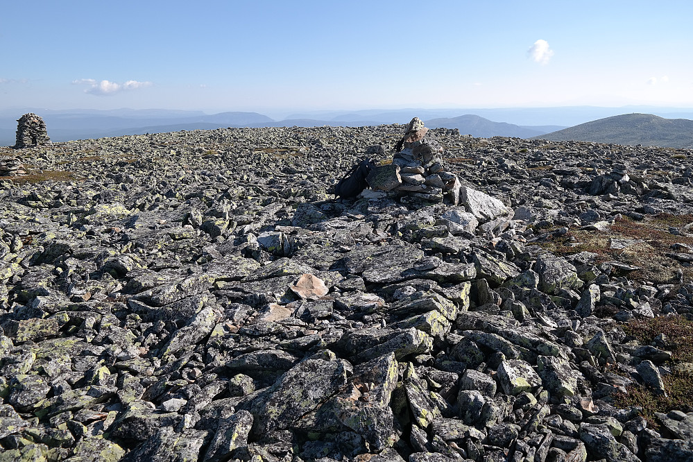 På Skarven (1252), med utsikt mot nordøst. Helt til høyre i bildet ses Storvola (1198), som ble dagens siste topp.