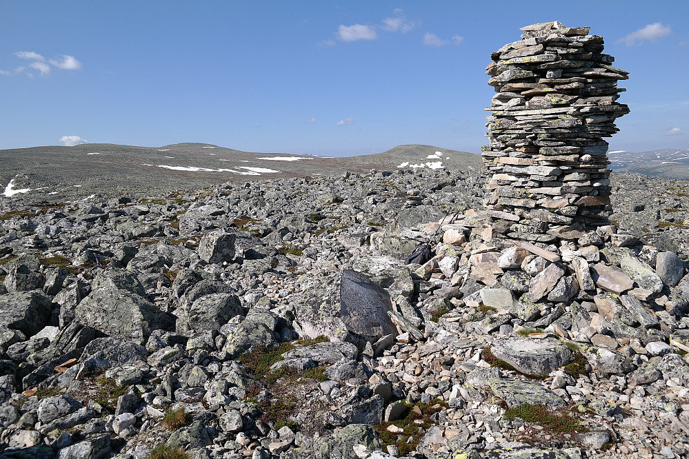 På Storvola (1198). Fjellet i bakgrunnen like til venstre for toppvarden, er Skarven (1252). Lengre til venstre ses Piggvola (1289) og Piggvola Øst (1286).