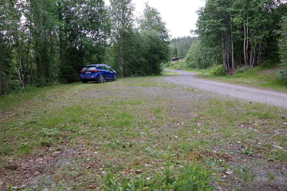 Parkeringsplassen litt nord for Dåset, som man ser litt av i bakgrunnen. Helt til høyre i bildet ses starten på stien/kjerreveien jeg fulgte.